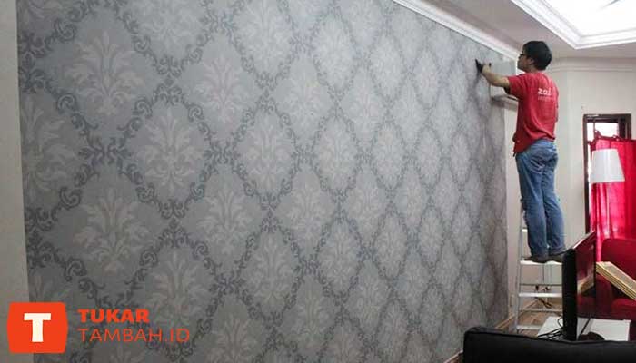 cara merawat wallpaper plafon